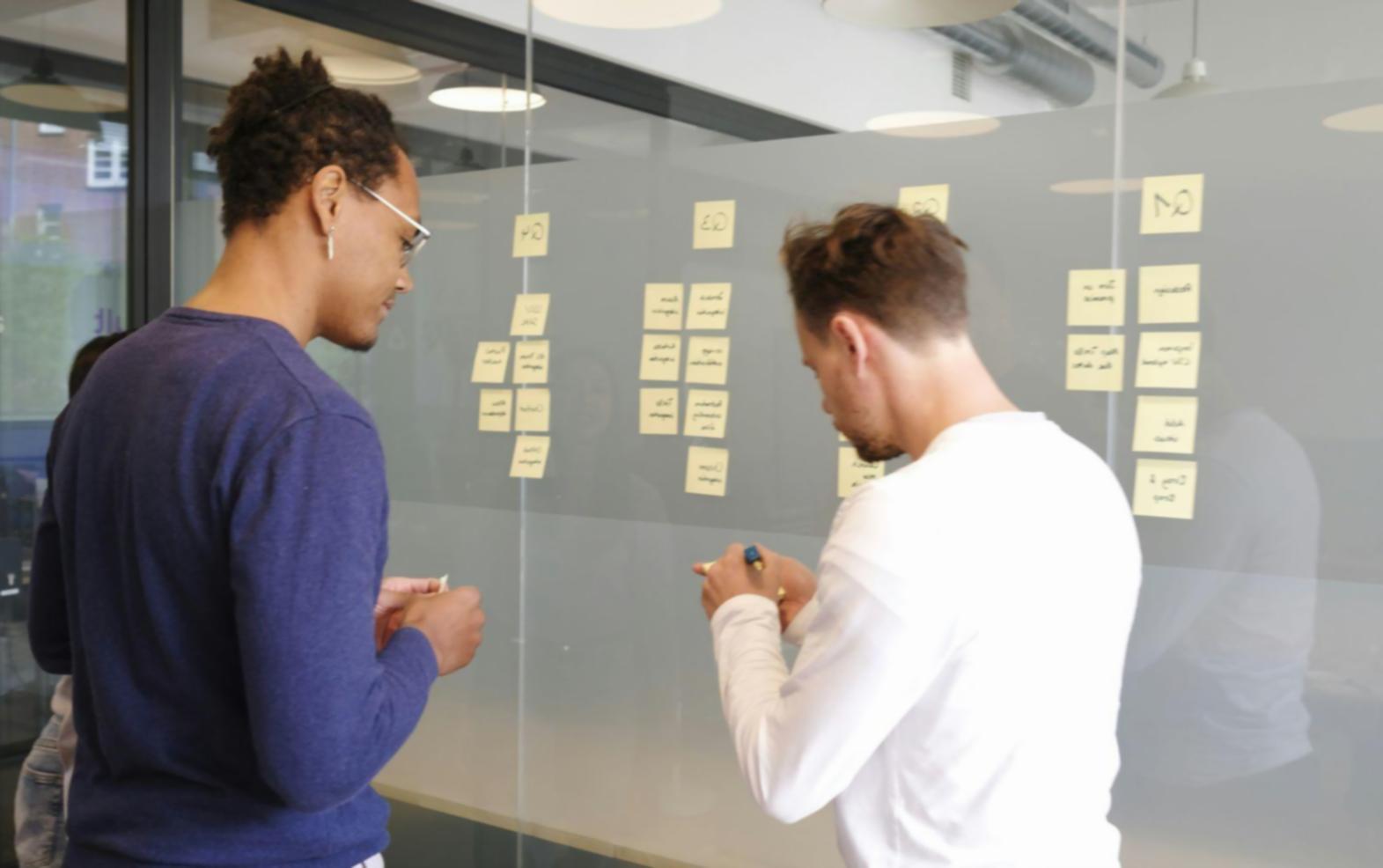 Complexe commercial moderne avec analyse financière