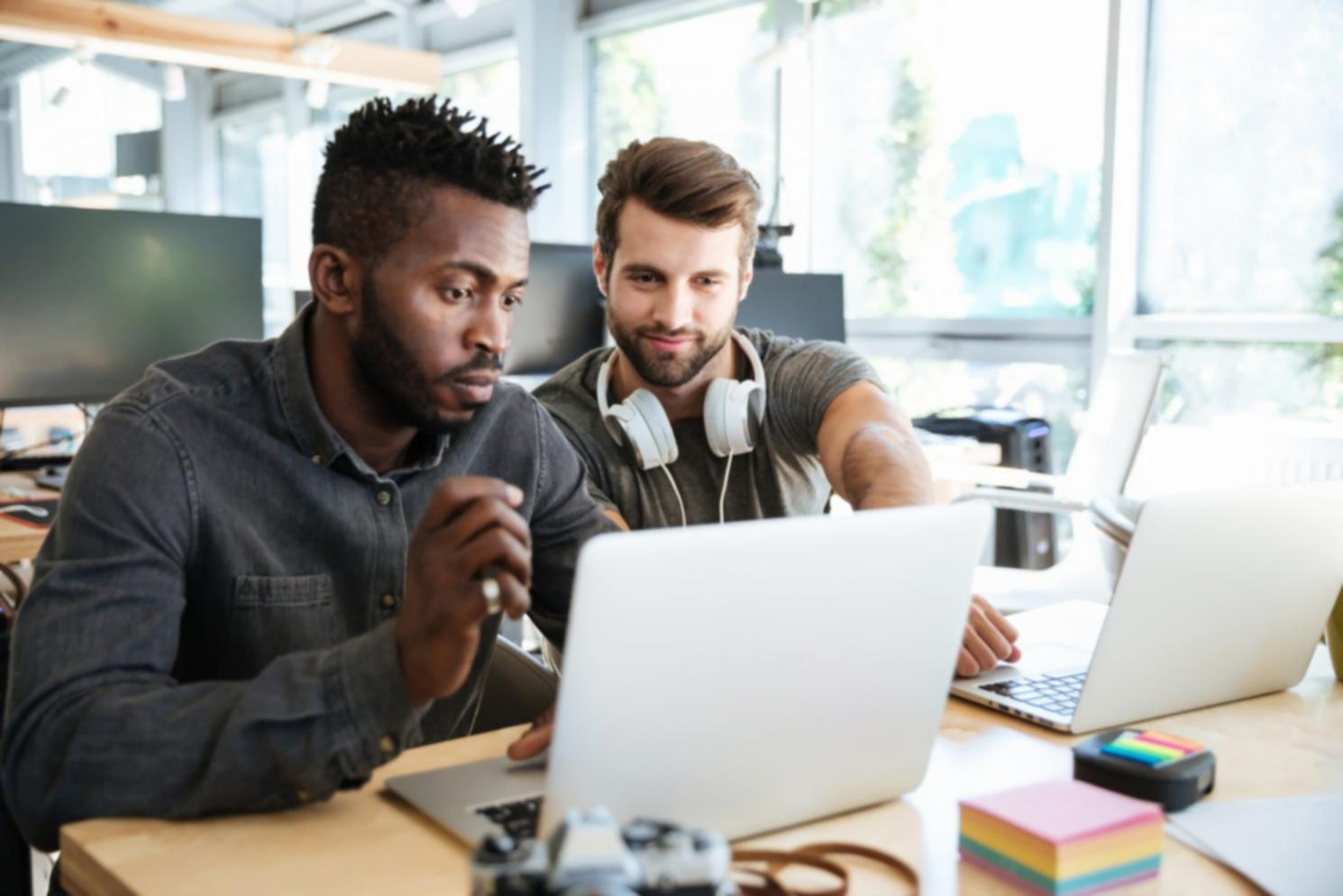 Bureau moderne avec documents financiers et calculatrices